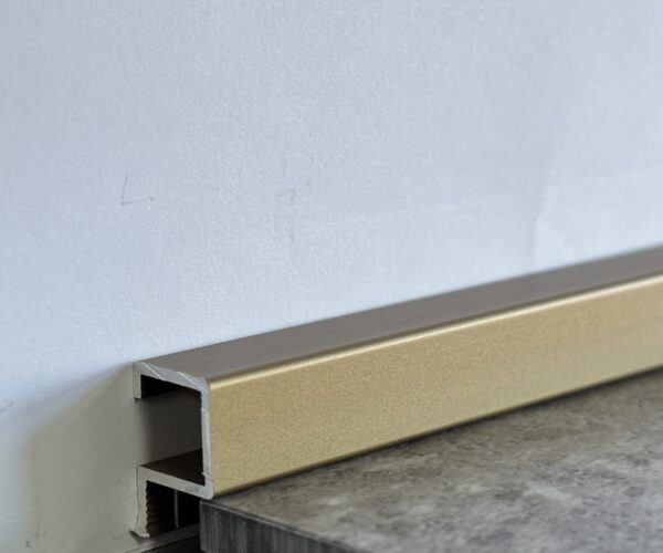 Mini plinta bronze din aluminiu CLIPLIST 11X11