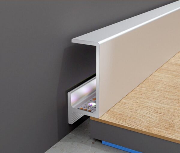 Mini plinta argintie din aluminiu cu lumina LED CLIPLIST 25X12